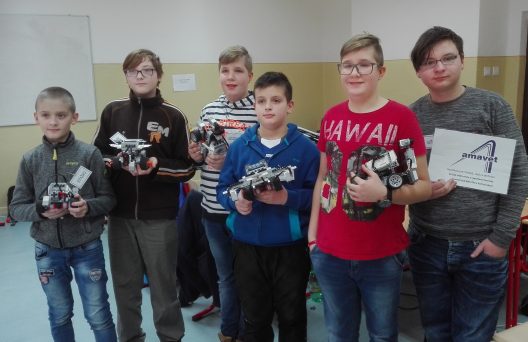 chlapci so svojimi robotickými modelmi